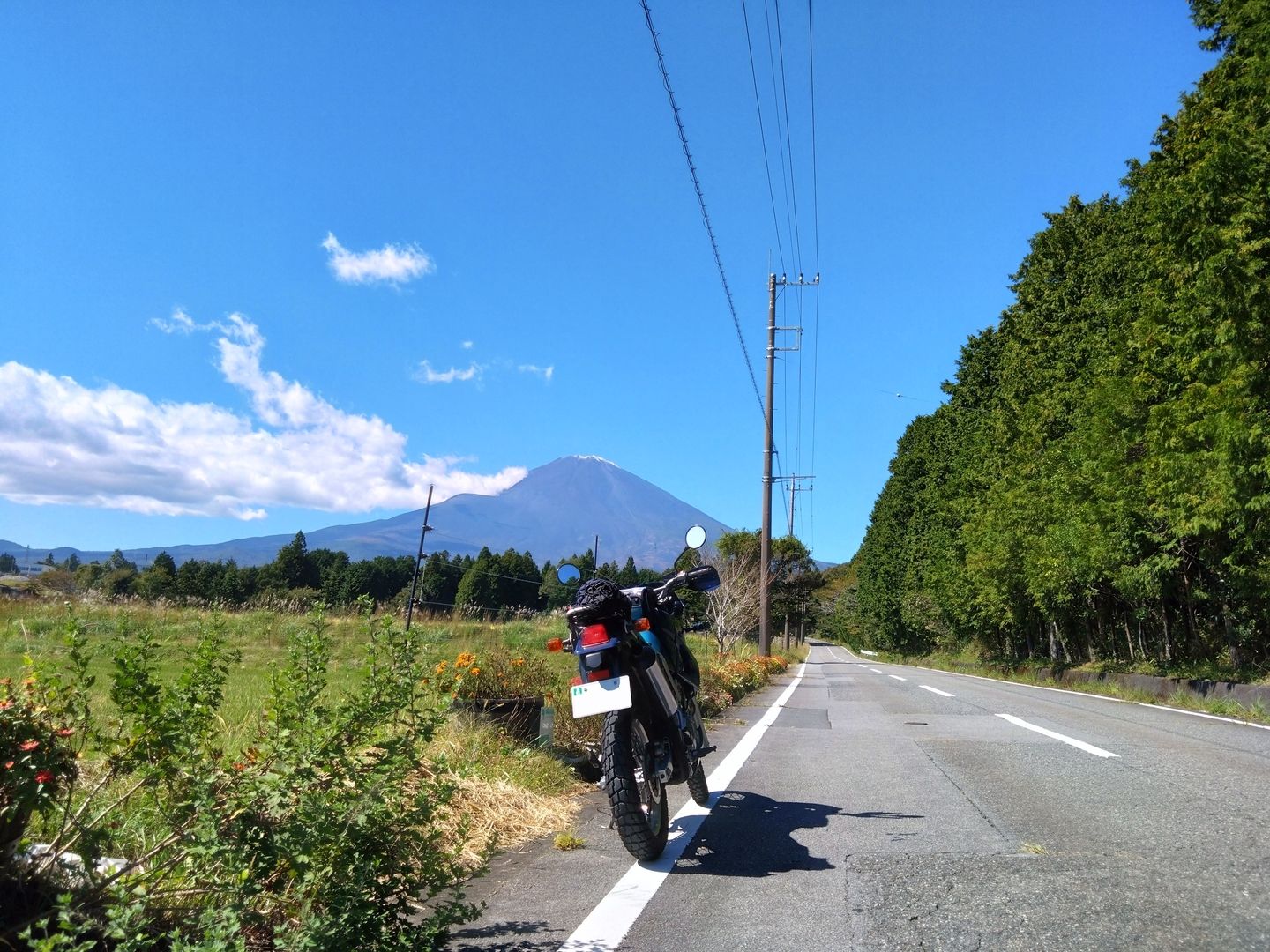 富士山と直線の道
