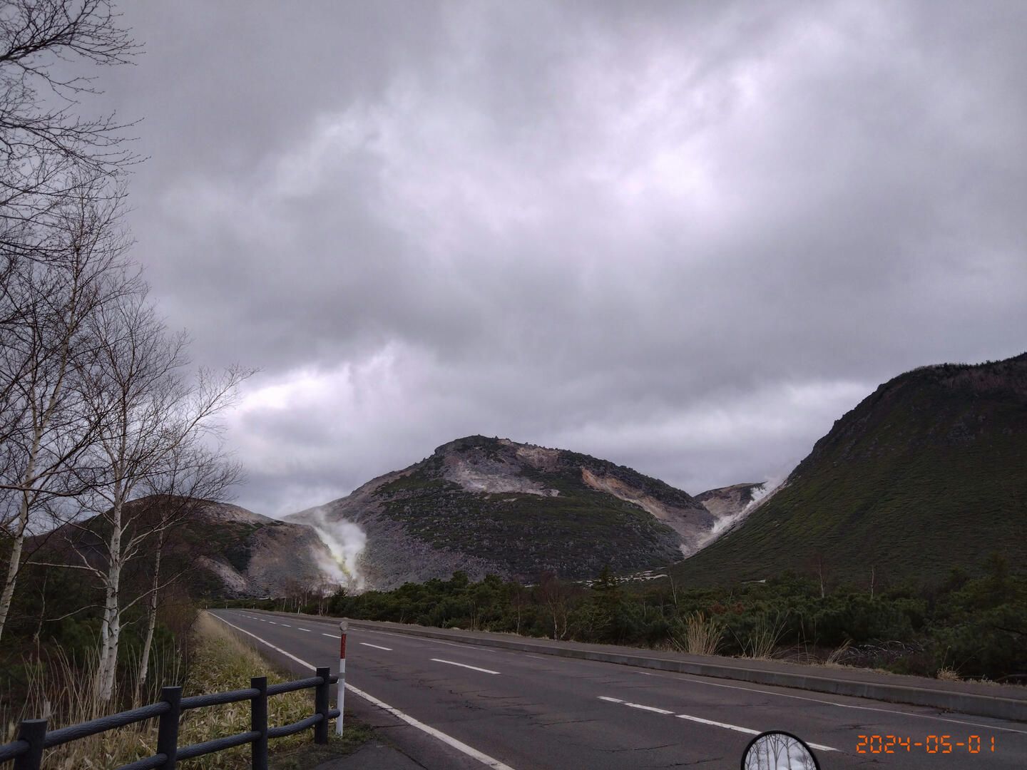 遠目に硫黄山