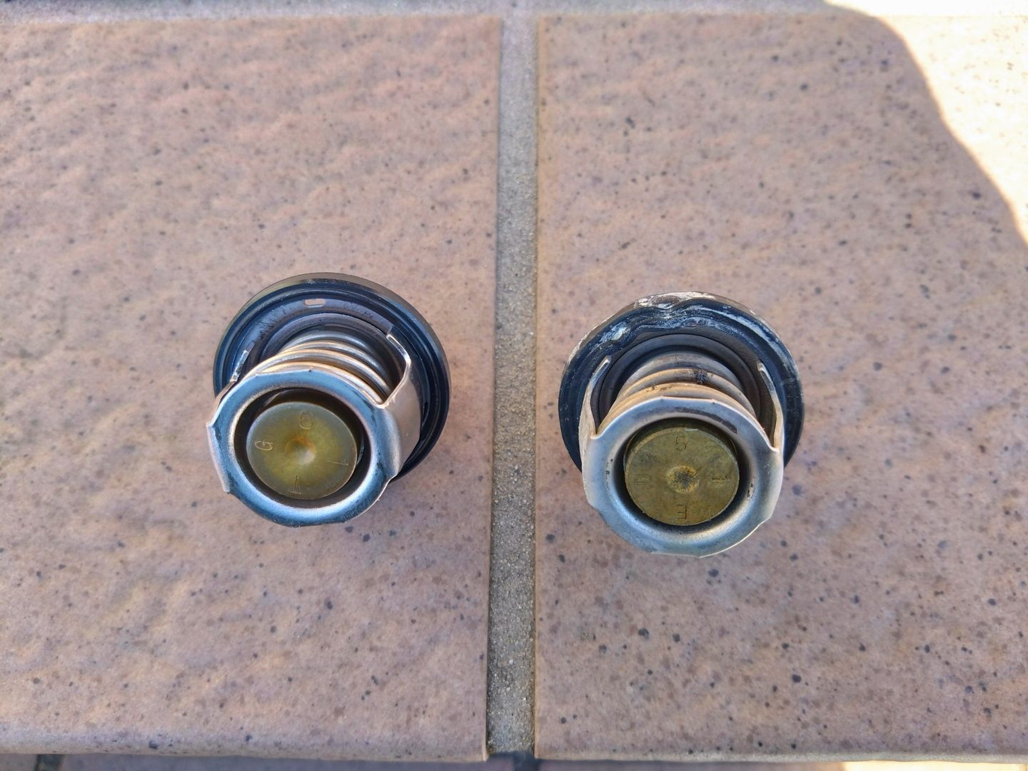 新旧サーモスタット